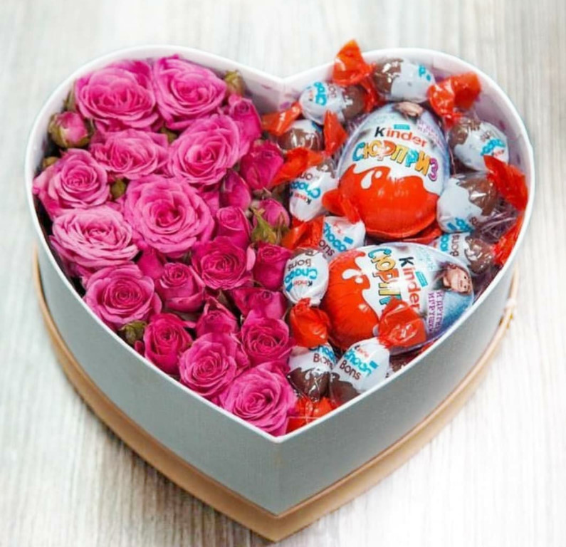 Цветы и сладости в коробке-сердце, купить в Москве недорого 🌸 по цене 4 ₽ с доставкой