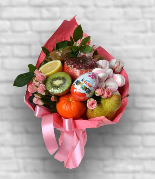 Корзина с фруктами и конфетами в подарок